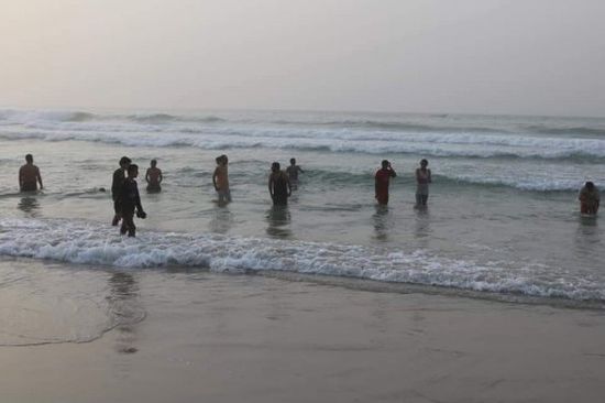 خفر السواحل ينقذ طفلاً تعرض للغرق بشاطئ روكب في المكلا 
