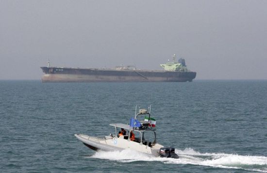 ناقلة نفط بريطانية تُغير مسارها باتجاه إيران وتعود للمياه الخليجية