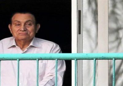 علاء مبارك يرد على شائعة وفاة والده بصورة