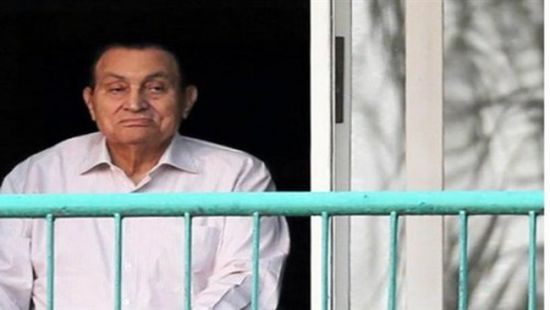 علاء مبارك يرد على شائعة وفاة والده بصورة