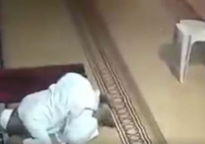 (فيديو).. رجل يصارع سكرات الموت بعد انتهاء صلاته بأحد المساجد