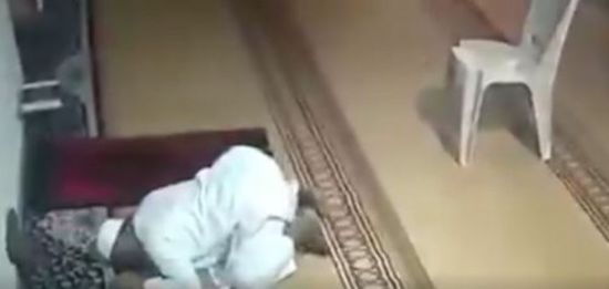 (فيديو).. رجل يصارع سكرات الموت بعد انتهاء صلاته بأحد المساجد