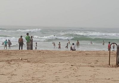 خفر السواحل يُنقذ شاباً صومالياً من الغرق بشاطئ الستين في المكلا