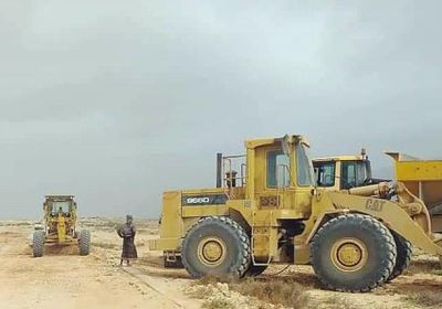 بدعم إماراتي.. الانتهاء من صيانة طريق قعرة الترابي بسقطرى (صور)