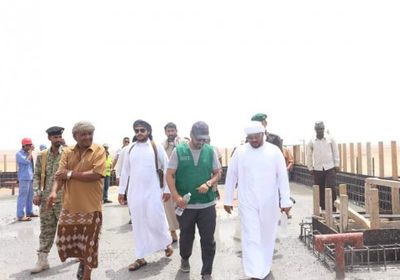وفد البرنامج السعودي لأعمار اليمن يتفقد مشروع خط المياه الناقل بالغيضة