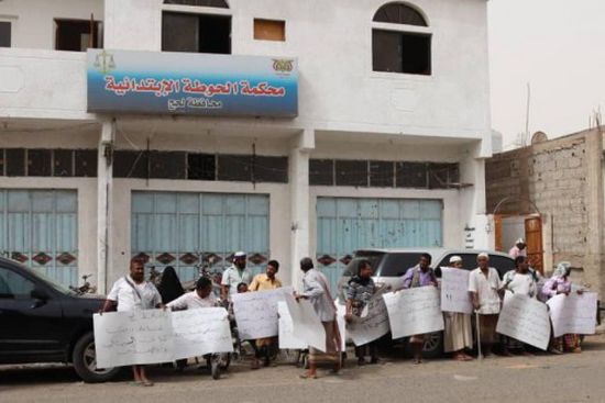 وقفة احتجاجية لمعاقي لحج للمطالبة بحمايتهم من السطو على أراضيهم  