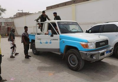 الحزام الأمني يضبط شخصين من الخارجين على القانون بالشيخ عثمان 