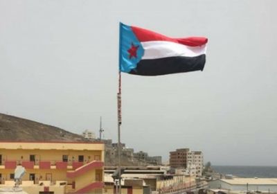 للأسبوع الثاني..استمرار رفع علم الجنوب على المؤسسات الحكومية بالمكلا (صور)