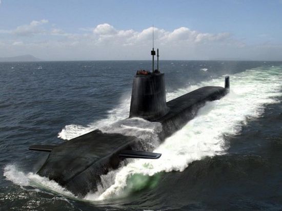 بريطانيا تدرس إرسال غواصة نووية إلى مضيق هرمز لتعزيز الدفاع البحري بالخليج