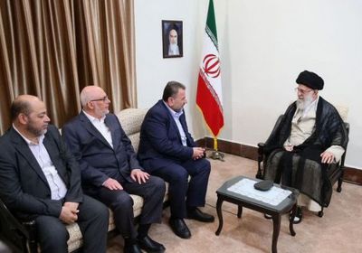 لإرضاء سيدهم.. وفد حماس يقدم هدية للمرشد الإيراني "خامنئي" (صور)