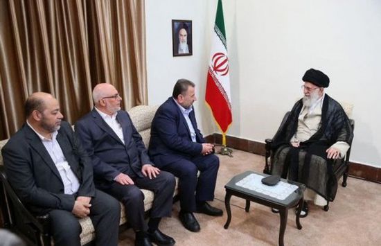 لإرضاء سيدهم.. وفد حماس يقدم هدية للمرشد الإيراني "خامنئي" (صور)