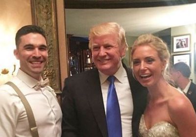 ترامب يفاجئ عروسين أمريكيين بحضور حفل زفافهما (فيديو)