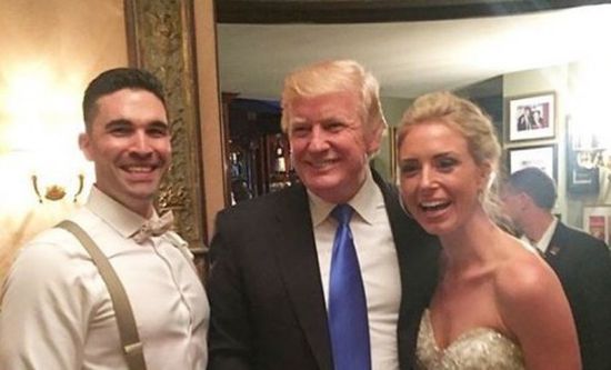ترامب يفاجئ عروسين أمريكيين بحضور حفل زفافهما (فيديو)