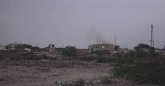 بمختلف أنواع الأسلحة..مليشيات الحوثي تقصف مواقع القوات المشتركة في حيس