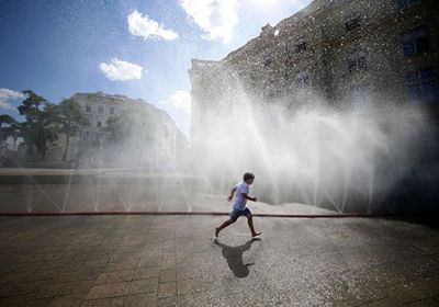 المواطنون الأوروبيون يلجأون إلى الشواطئ والنافورات هروبا من ارتفاع درجة الحرارة ( صورة)