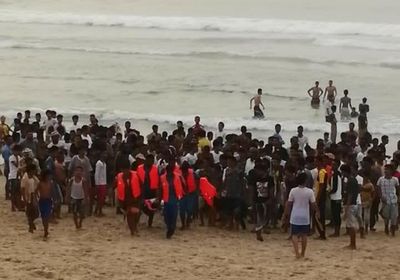 خفر السواحل ينقذ طفلة من الغرق في ساحل الشحر