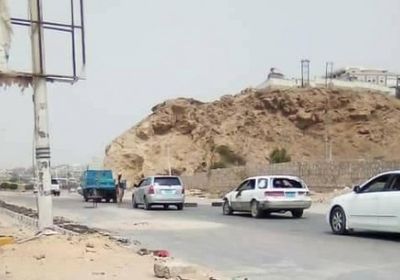 بالصور.. إعادة افتتاح الطريق الرئيسي بخط "المكلا ـ فوة"