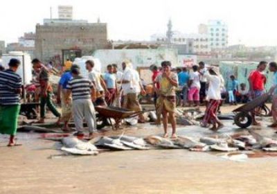 بعد رفضهم دفع إتاوات.. مليشيات الحوثي تطلق النار على الصيادين بالحديدة