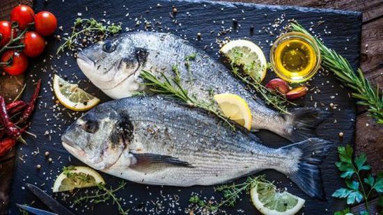 "ديلي ميل": تناول السمك يقلل خطر الإصابة بسرطان الأمعاء بنسبة 12 ٪