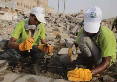 بدعم سعودي.. استئناف العمل في رصف شارع تعز -عدن بلحج (صور)