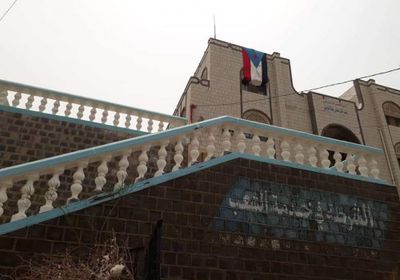 انتقالي عدن يرفع العلم الجنوبي فوق مقر شرطة كريتر (صور)