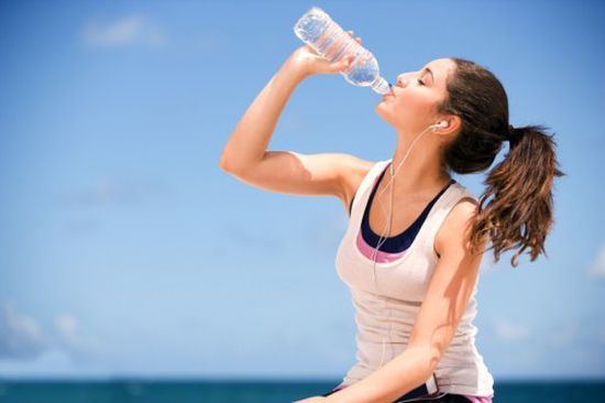 9 علامات تخبرك عن احتياج جسمك للماء