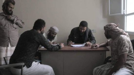 ألوية الدعم والإسناد تقدم مكرمة لأسر الشهداء في محافظة الضالع (صورة)