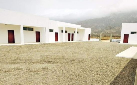 بدعم من خليفة الإنسانية.. تواصل أعمال بناء مدرسة عطايا النموذجية بسقطرى