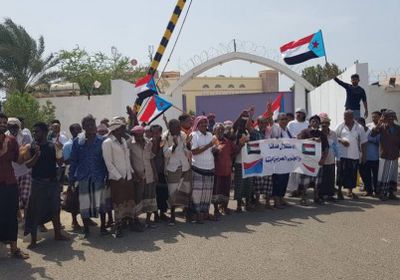 وقفة احتجاجية في المكلا للمطالبة برحيل الوزير الإصلاحي "الرعيني" (فيديو وصور)