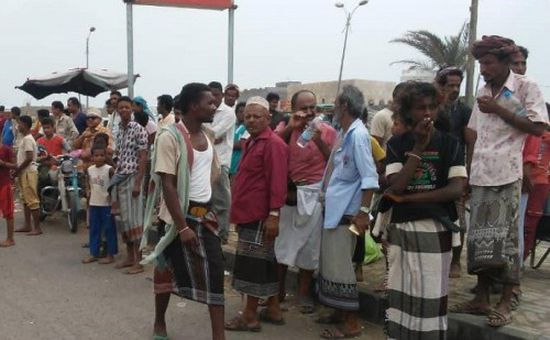 تظاهرة احتجاجية في المخا للمطالبة بعودة التيار الكهربائي(صور)