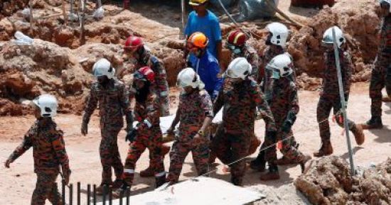 مصرع 14 شخصا بينهم شرطي في انهيار أرضي بميانمار