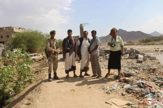 فريق إعلامي من انتقالي شبوة يرصد معاناة منطقة خورة المنكوبة جراء الفيضانات (صور)