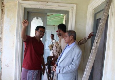 محافظ حضرموت يطّلع على أعمال الترميم بمبنى متحف المكلا