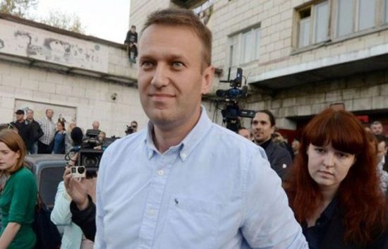 إعادة زعيم الاحتجاجات الروسي إلى محبسه بعد تسميمه