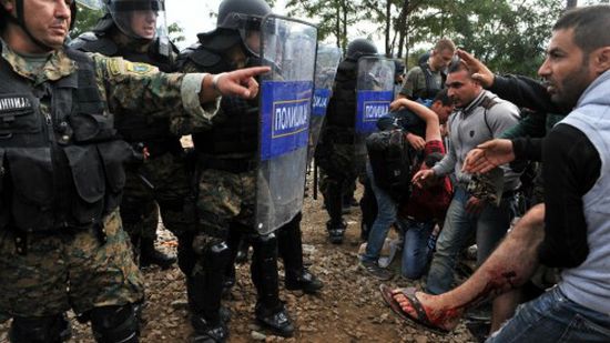 الشرطة المقدونية: احتجاز 79 مهاجرا عثر عليهم بالقرب من حدود مع اليونان
