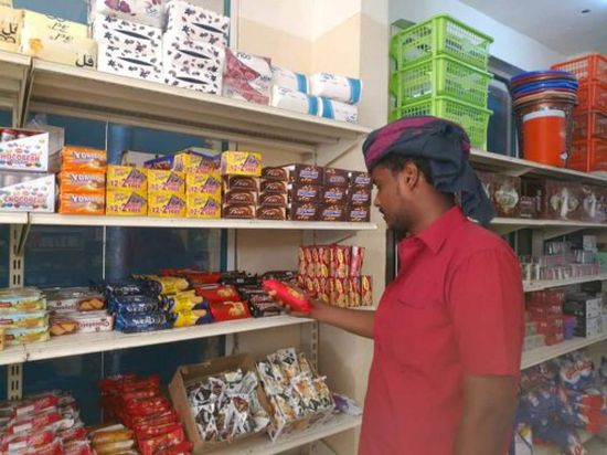 حملة موسعة لضبط المواد المنتهية الصلاحية بأسواق المهرة