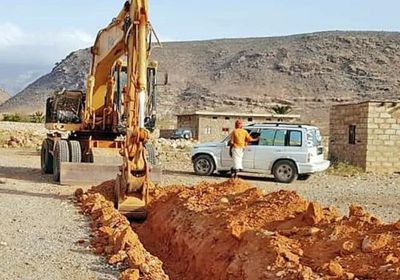 بدعم إماراتي.. الانتهاء من مد الكابل الأرضي الكهربائي لمنطقة موري بسقطرى