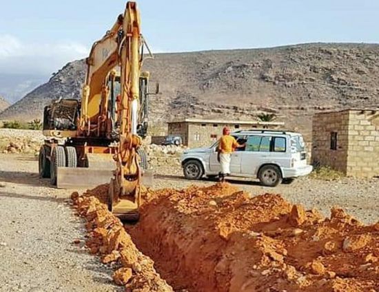 بدعم إماراتي.. الانتهاء من مد الكابل الأرضي الكهربائي لمنطقة موري بسقطرى