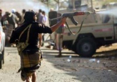 إصابة 3 مدنيين وتحطيم محلات في مواجهات مسلحة بين فصائل الإصلاح بتعز