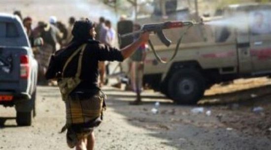 إصابة 3 مدنيين وتحطيم محلات في مواجهات مسلحة بين فصائل الإصلاح بتعز