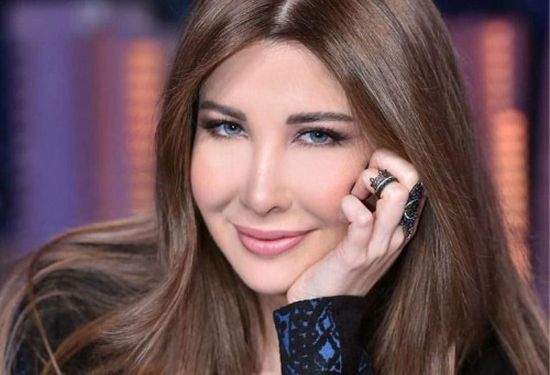 نانسي عجرم تحرج معجب لهذا السبب (فيديو)