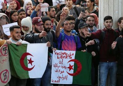 طلاب الجزائر يرفضون الوساطة ويطالبون بترحيل كافة رموز النظام السابق