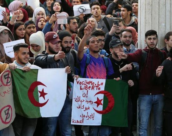 طلاب الجزائر يرفضون الوساطة ويطالبون بترحيل كافة رموز النظام السابق
