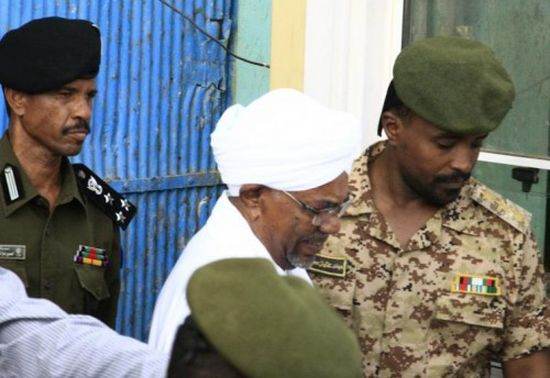 السلطات السودانية تسمح بخروج البشير من محبسه لتشييع جثمان والدته