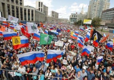 الشرطة الروسية تستخدم القوة ضد متظاهرين يغلقون الطرق