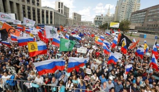 الشرطة الروسية تستخدم القوة ضد متظاهرين يغلقون الطرق