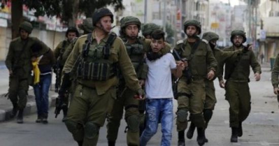 قوات الاحتلال الإسرائيلي تطارد طفلا فلسطينيا بحجة رمي حجر عليهم