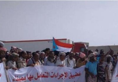 تفاصيل الوقفة الاحتجاجية لعمال الشحن والتفريغ بميناء الشحر(صور)