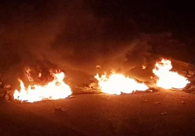 عاجل..محتجون يقطعون الطريق الرئيسي بالشحر بسبب انقطاع الكهرباء