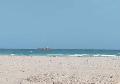 وصول سفينة مساعدات إماراتية تحمل مواداً غذائية إلى سقطرى